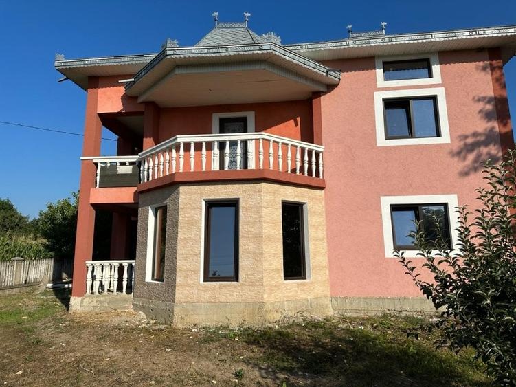 Casă individuală cu 8 camere cu Teren 1000 Mp în Bălușeni