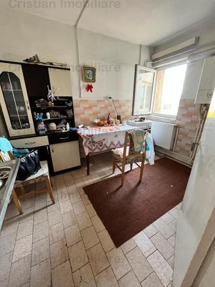 Apartament cu 4 camere semidecomandat în Apollo