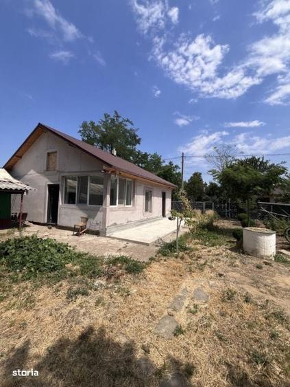 Casă cu 3 camere în Sărățeni