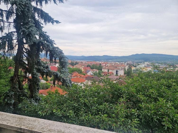 Apartament cu 4 camere decomandat în Central