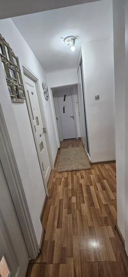 Apartament cu 4 camere decomandat, mobilat în Cornitoiu