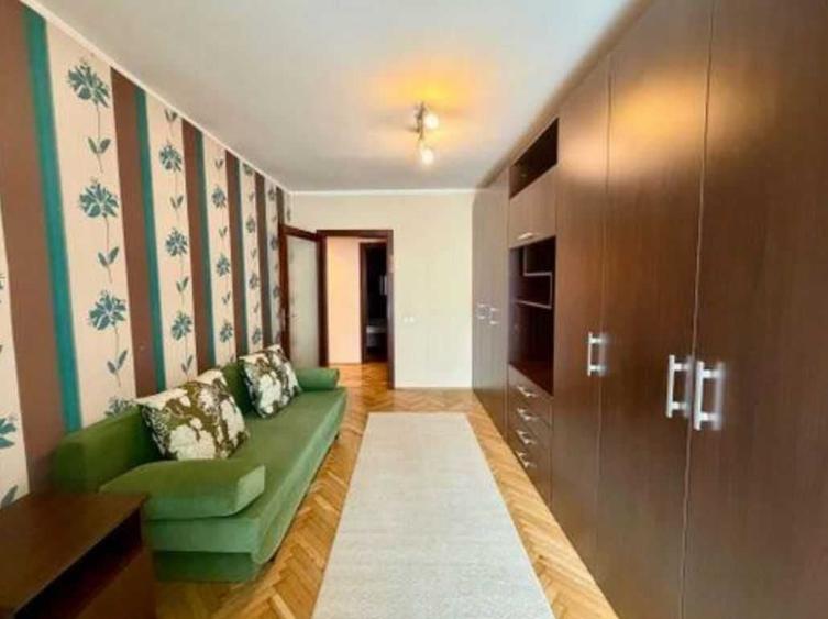 Apartament cu 3 camere decomandat în Centru Civic