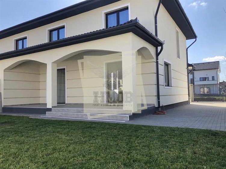 Duplex cu 4 camere cu Canalizare în Exterior Sud