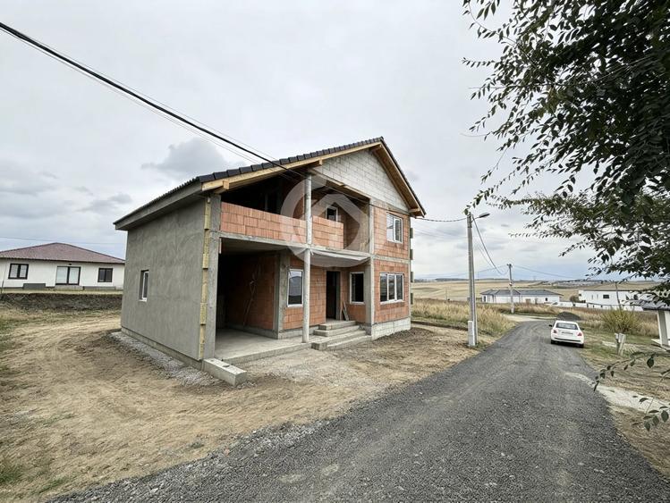 Casă individuală cu 6 camere cu Canalizare în Exterior Est