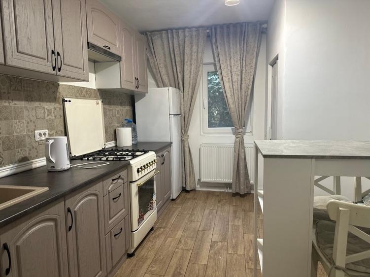 Apartament cu 4 camere decomandat, mobilat în Dacia