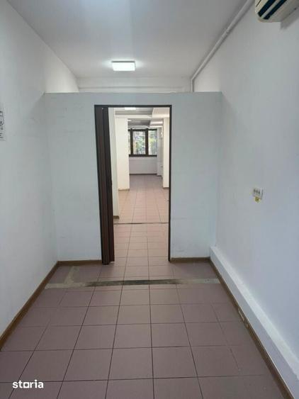 Spațiu comercial, de 90 mp, în Titan