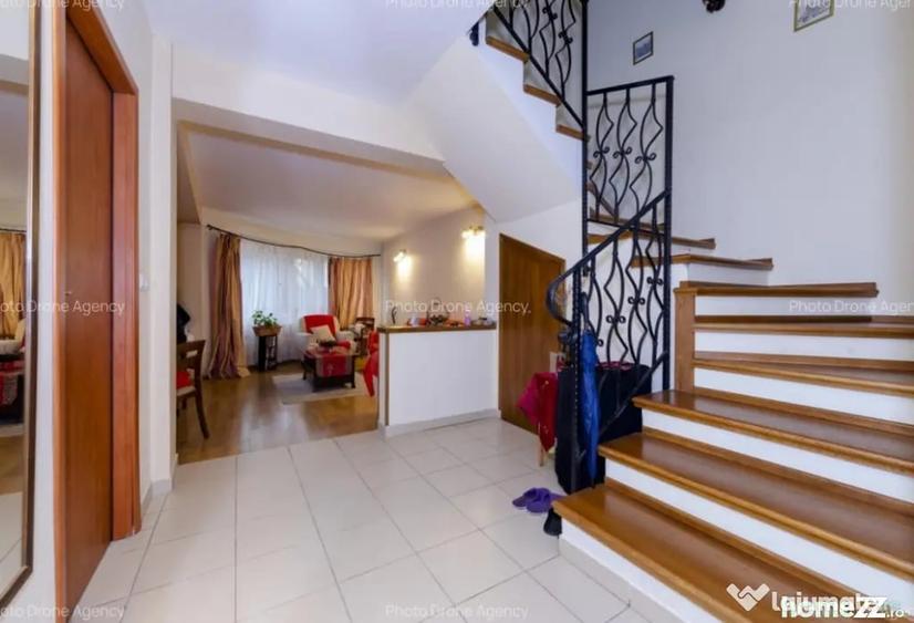 Casă cu 5 camere cu Teren 199 Mp în Roșu