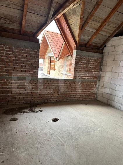 Casă individuală cu 10 camere cu Teren 1400 Mp în Exterior Sud