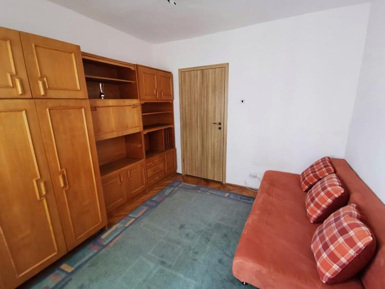 Apartament cu 3 camere decomandat în Complex Studențesc