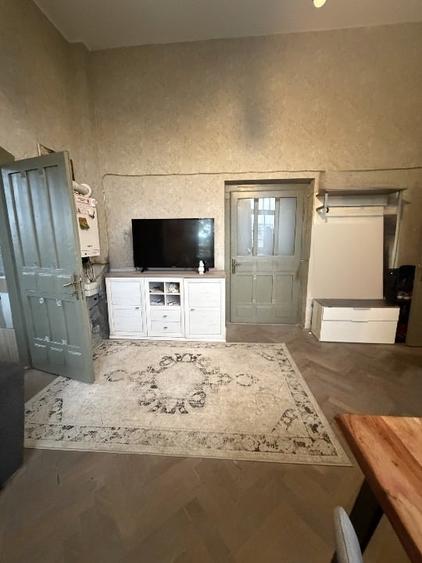 Apartament cu 3 camere semidecomandat, mobilat în Central