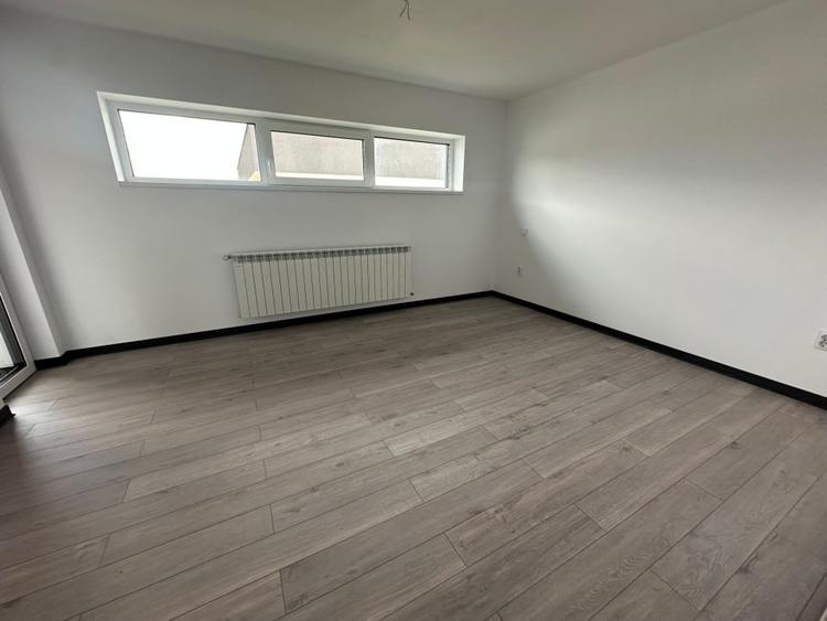 Duplex cu 4 camere cu Canalizare în Central