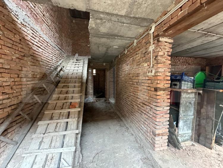 Casă cu 5 camere cu Teren 240 Mp în Central