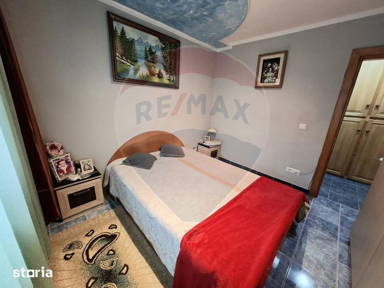 Apartament cu 3 camere semidecomandat în Tache