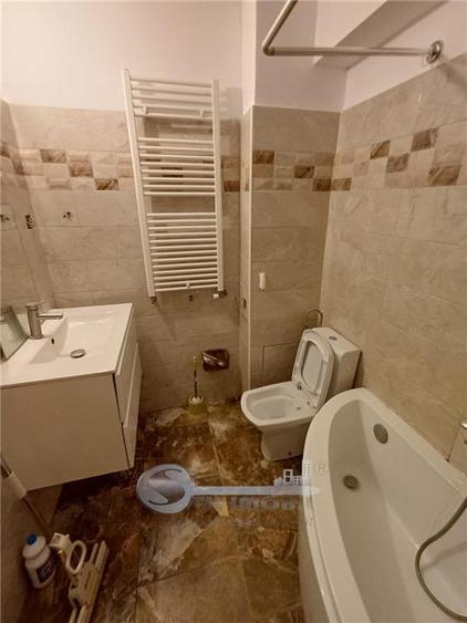 Apartament cu 4 camere decomandat în Nicolina