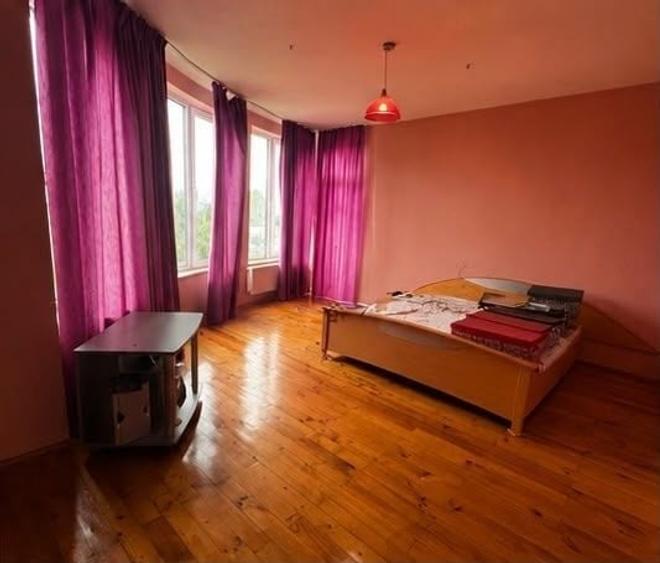 Casă individuală cu 9 camere cu Canalizare în Cetate