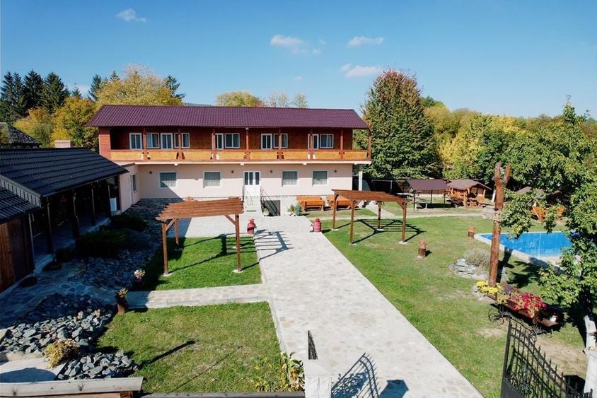 Casă cu 4 camere în Petricani