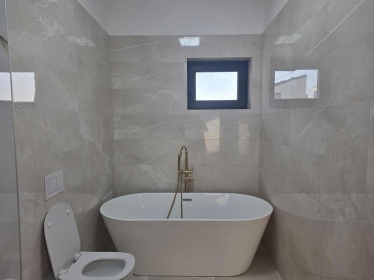 Casă individuală cu 5 camere cu Teren 220 Mp în Tunari
