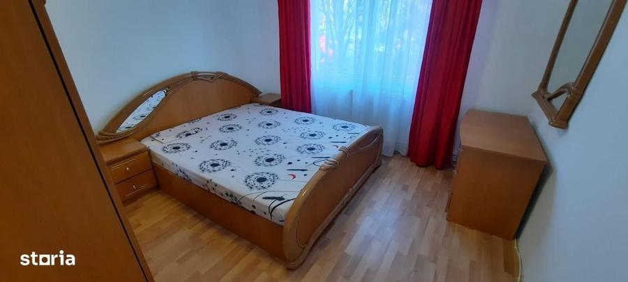 Apartament cu 3 camere decomandat în Pandurilor