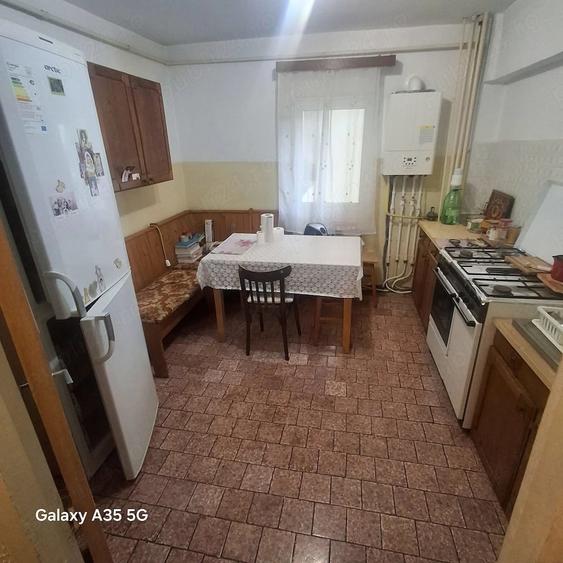 Apartament cu 4 camere decomandat în Central