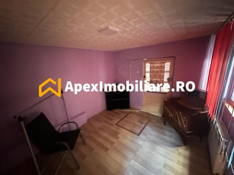 Casă individuală cu 15 camere cu Canalizare în Apărătorii Patriei