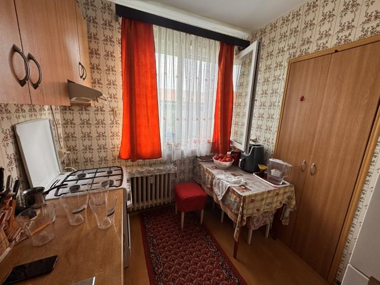 Apartament cu 3 camere decomandat, mobilat în Calea București
