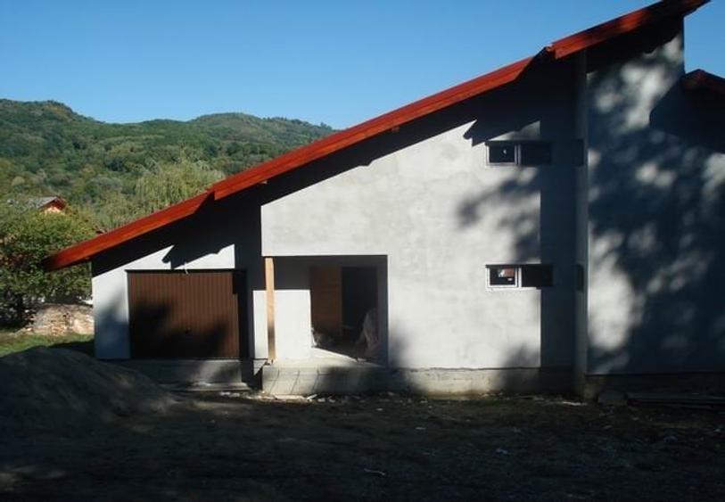 Casă individuală cu 6 camere cu Canalizare în Pucioasa-Sat