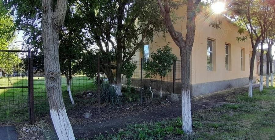 Casă cu 6 camere cu Teren 1400 Mp în Checea