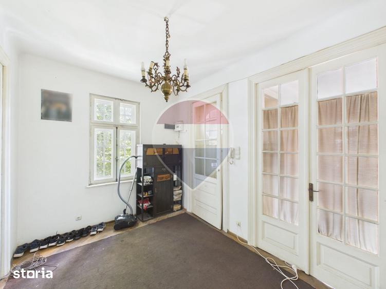 Apartament cu 3 camere semidecomandat în Moșilor