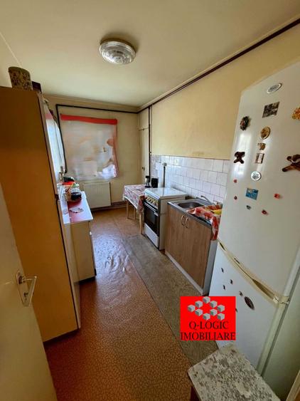 Apartament cu 3 camere decomandat în Tractorul