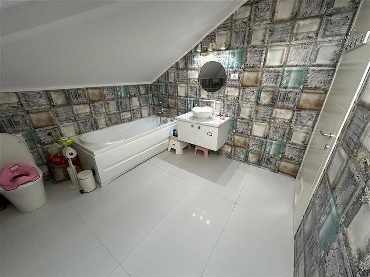Apartament cu 4 camere decomandat, mobilat în Stadion
