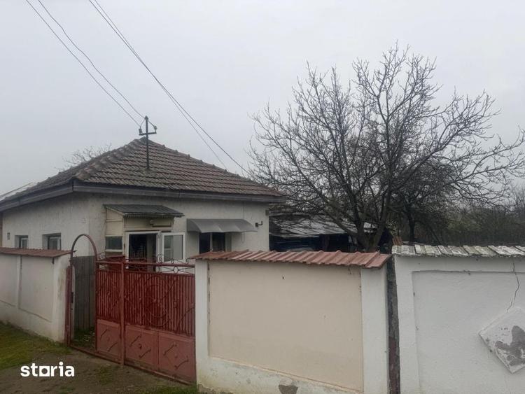 Casă cu 2 camere cu Teren 1000 Mp în Central