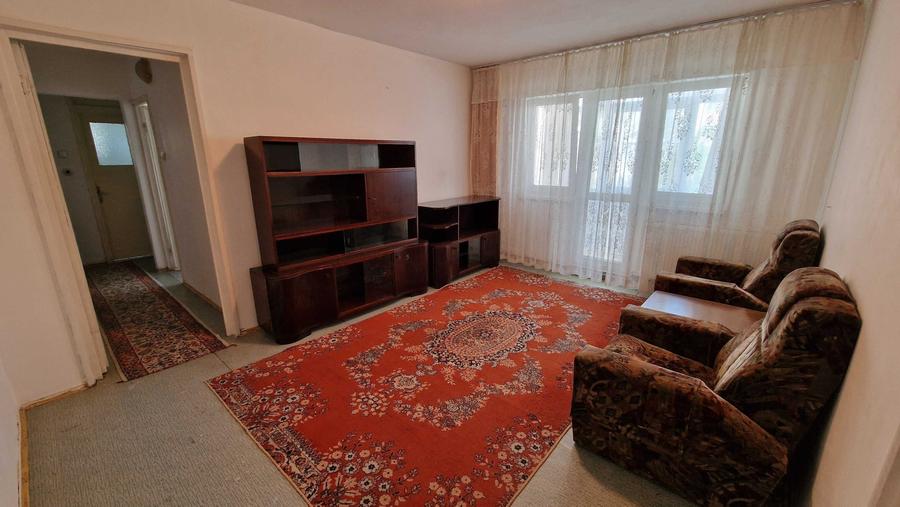 Apartament cu 4 camere semidecomandat în Craiovița Nouă