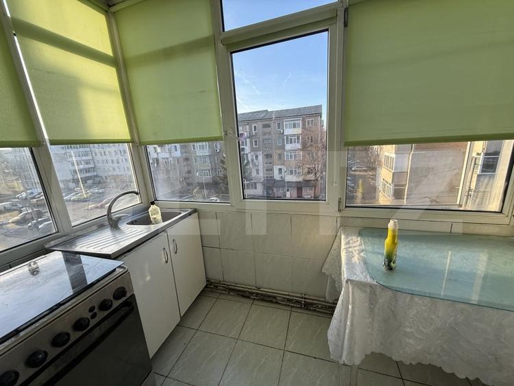 Apartament cu 3 camere decomandat, mobilat în Micro 6