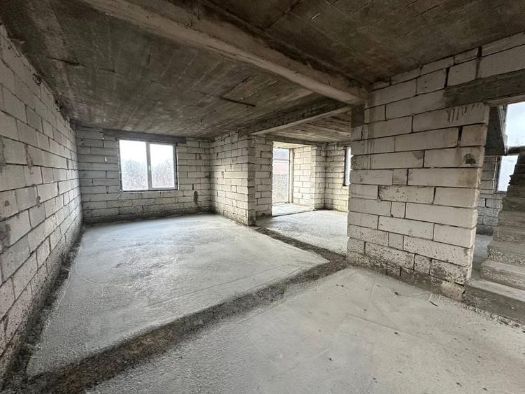 Casă cu 4 camere în Săsar