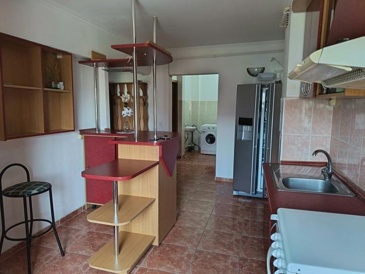 Apartament cu 3 camere decomandat, mobilat în Republicii