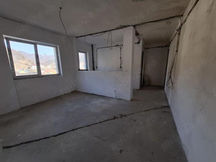 Apartament cu 3 camere semidecomandat în Cavnic