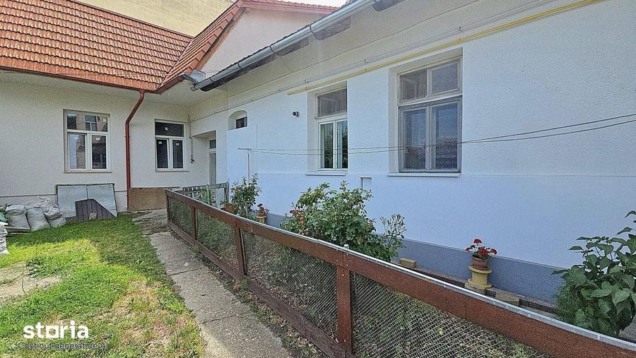 Casă cu 3 camere decomandat cu Teren 970 Mp în Central