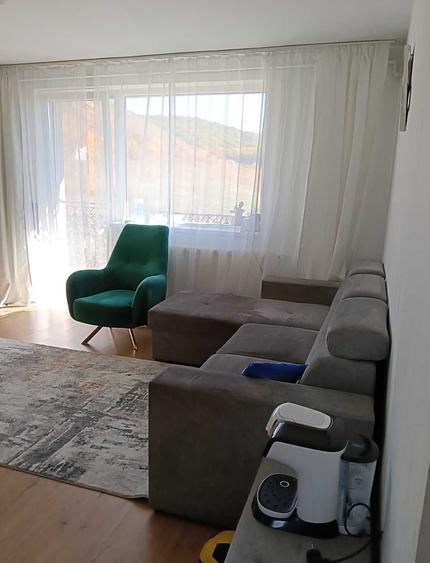 Apartament cu 3 camere semidecomandat în Florești
