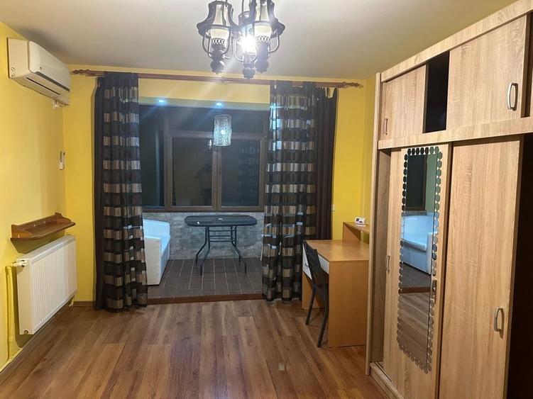 Apartament cu 3 camere decomandat în Podul de Piatră