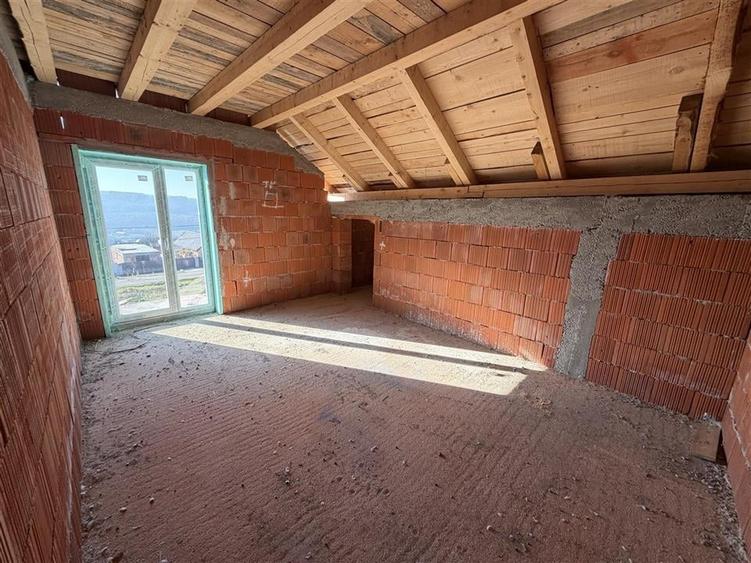 Casă individuală cu 5 camere cu Teren 300 Mp în Betfia