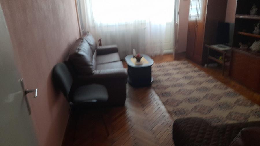 Apartament cu 3 camere decomandat în Palazu Mare