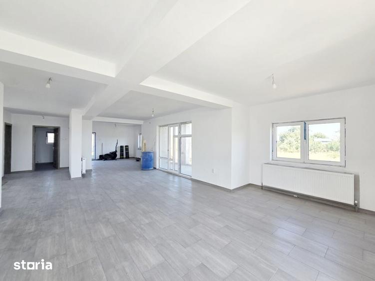 Casă cu 7 camere cu Teren 1431 Mp în Central