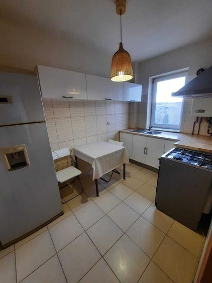 Apartament cu 2 camere semidecomandat în Craiovei