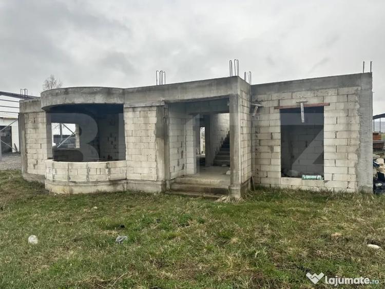 Casă cu 5 camere cu Teren 2400 Mp în Central