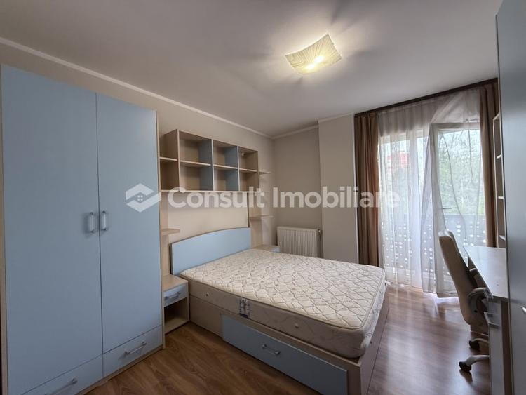 Apartament cu 3 camere semidecomandat, mobilat în Central