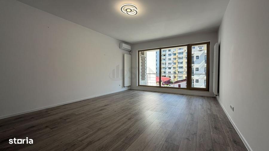 Apartament cu 4 camere semidecomandat în Iancului