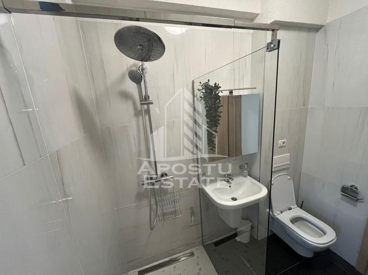 Apartament cu 3 camere semidecomandat, mobilat în Central