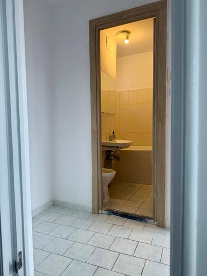 Apartament cu 3 camere semidecomandat în P-ța Victoriei
