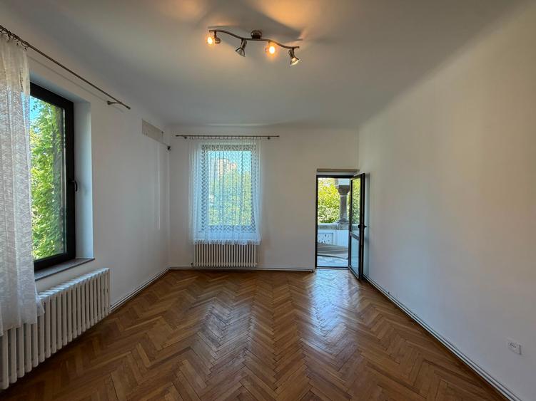 Apartament cu 4 camere semidecomandat în Universitate