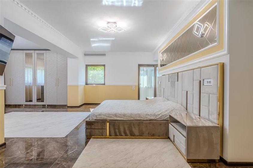 Casă individuală cu 9 camere cu Piscina în Central